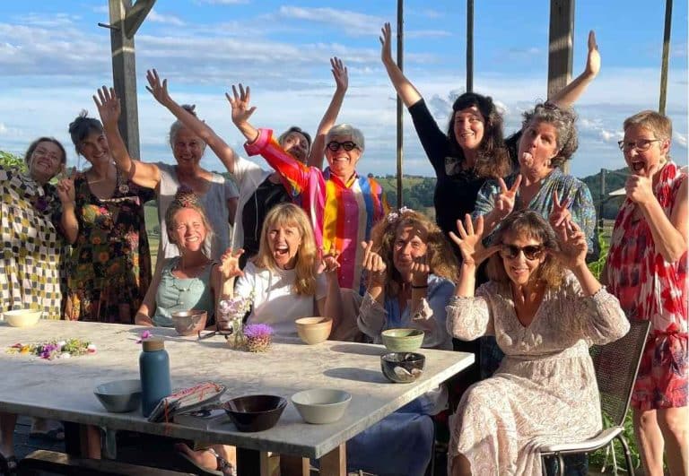 femmes qui exp&eacute;rimentent de nouvelles pratiques au crapaud sonneur pour se sentir vivantes